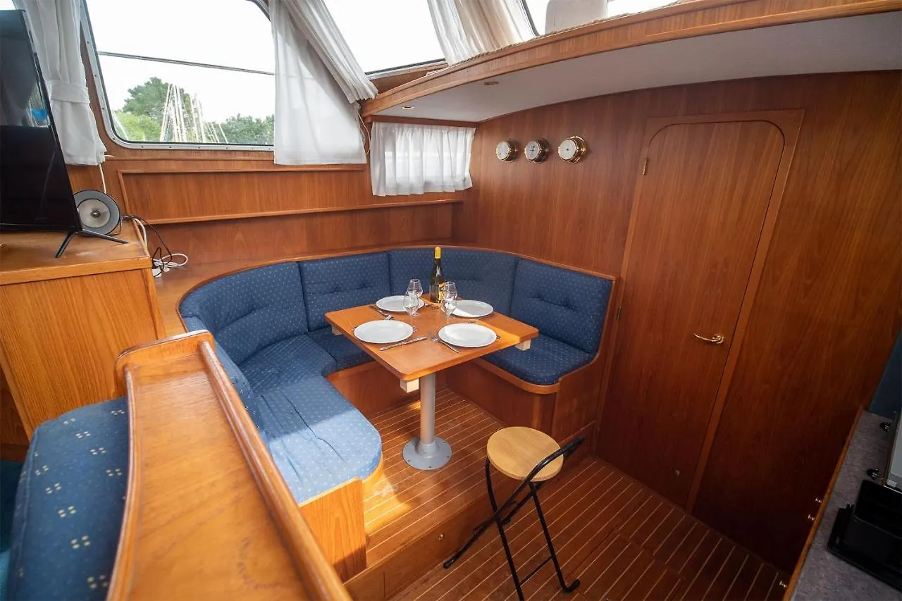 Vedette Hollandaise De 13 M Pour Sejour Insolite Hotell Nivillac Båthotell