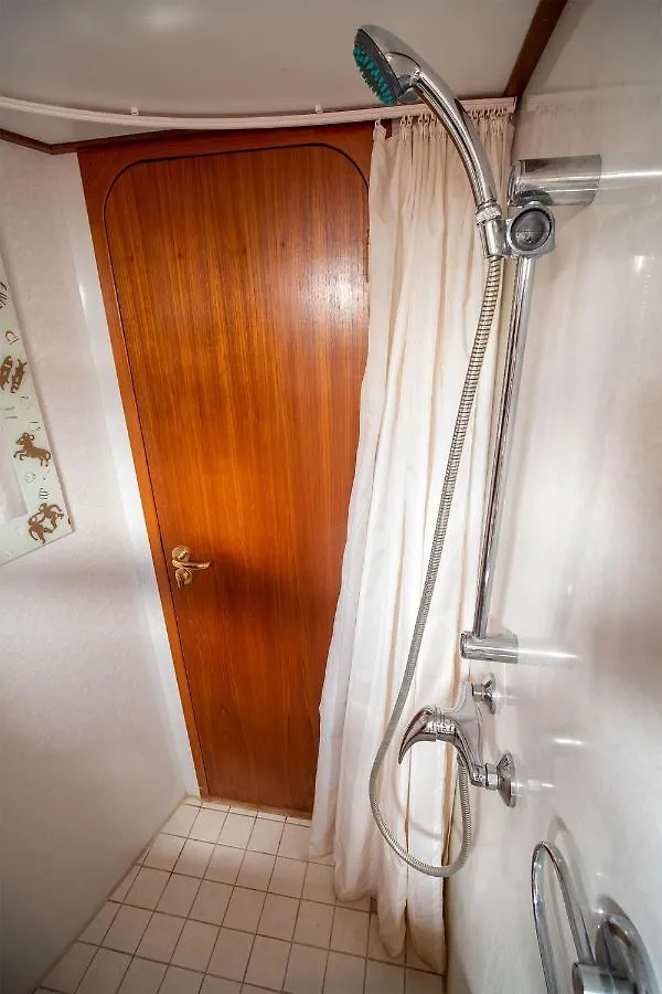 Vedette Hollandaise De 13 M Pour Sejour Insolite Hotell Nivillac Frankrike